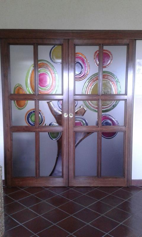 Porta da interni su vetro satinato, scavato e colorato.
