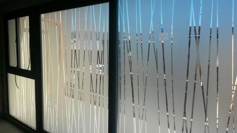 Vetro camera destinati a una veranda, con motivo a strisce sabbiate (effetto tenda) su vetro trasparente.