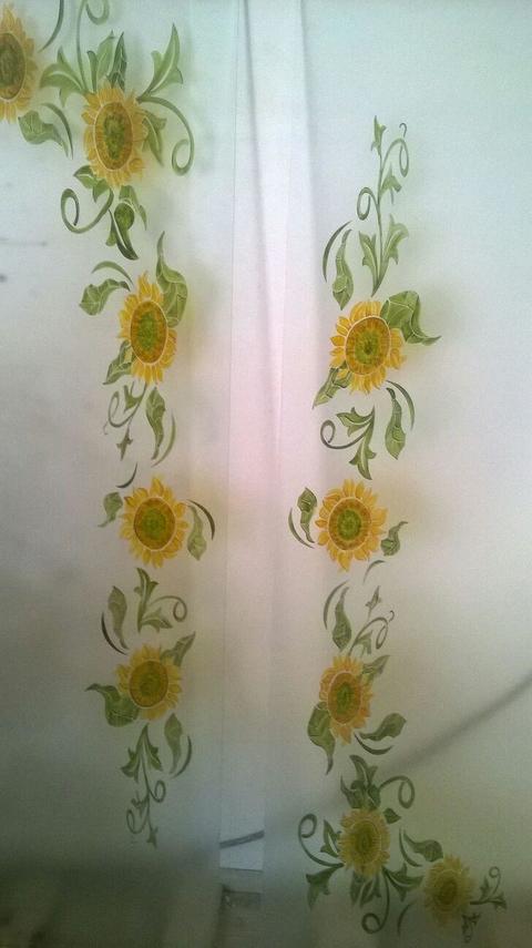Vetro satinato con fiori scavati e dipinti.