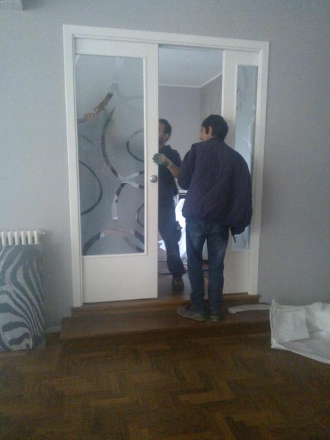 Fase di montaggio di una porta da interni.