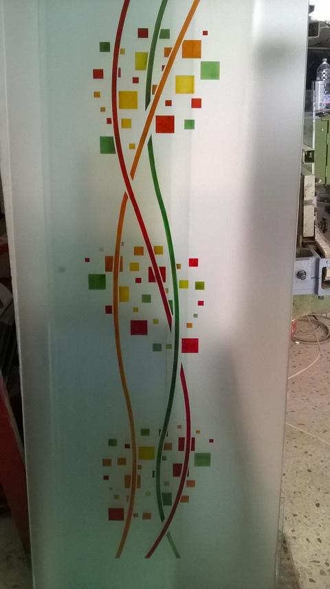 Vetro satinato con decori scavati e colorati in toni accesi.