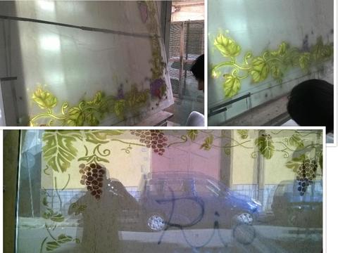 Diverse fasi di lavorazione di un pannello di vetro trasparente con decorazioni, raffiguranti pianta di vite, scavate e colorate, creando un effetto cornice.