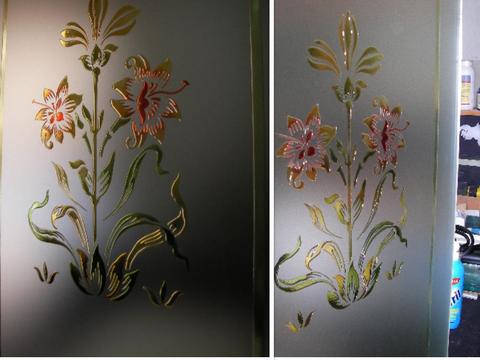 Vetro satinato con decori scavati e dipindi utilizzando colori accesi e brillanti.