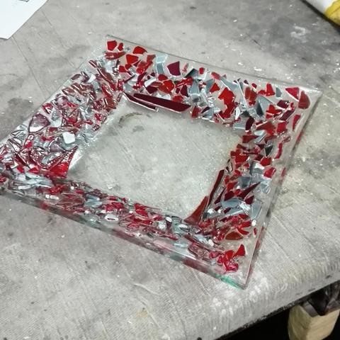 Vuotatasche realizzato con la tecnica della vetro fusione, con decori in diverse tonalità di rosso e grigio.