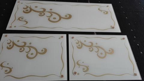 Vetri laccati bianchi con decori scavati e colorati in oro.