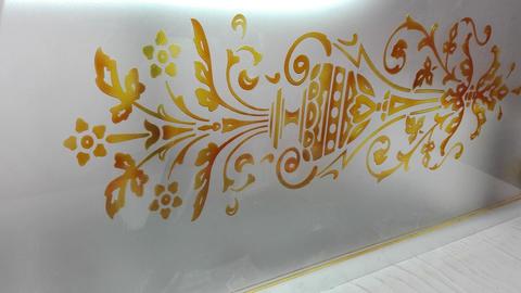 Vetro satinato su cui è stato realizzato un motivo che ricord l' arte classica, arricchito da diversi colori, quali giallo ambra con lievi schiariture, arancio e un leggero tocco di marrone.