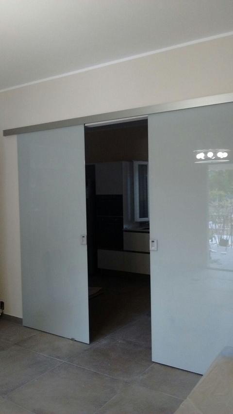 Porta in vetro temperato laccato+stratificato.