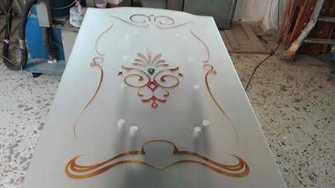 Vetro 6/7 satinato i cui decori hanno subìto una lavorazione di scavatura per poi essere seguita da quella di colorazione, usando soprattutto i toni del giallo e dell' ambra.