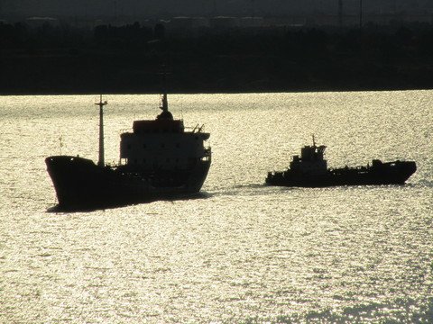 L’accogliente B&B Mare di Augusta si affaccia sul mare, di fronte al nuovo Porto Commerciale, nel cuore di Augusta (Siracusa) a pochi passi dal centro storico. La posizione privilegiata permette di godere, direttamente dalle camere degli ospiti, di uno splendido panorama dell’Etna, dell’Hangar e di tramonti mozzafiato.