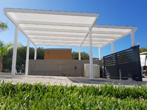 Pergolato moderno in alluminio anodizzato verniciato a polveri colore bianco laccato con copertura in policarbonato bianco opale spessore 8mm. Il policarbonato permette di filtrare i raggi UV.