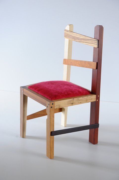 Sedia in multilegno, di forma irregolare, tappezzata fucsia (Rif. immagine 035)