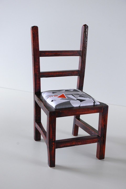 Sedia in legno invecchiato, verniciata rosso scuro, con tappezzeria con figure geometriche di vario colore (Rif. immagine 042)