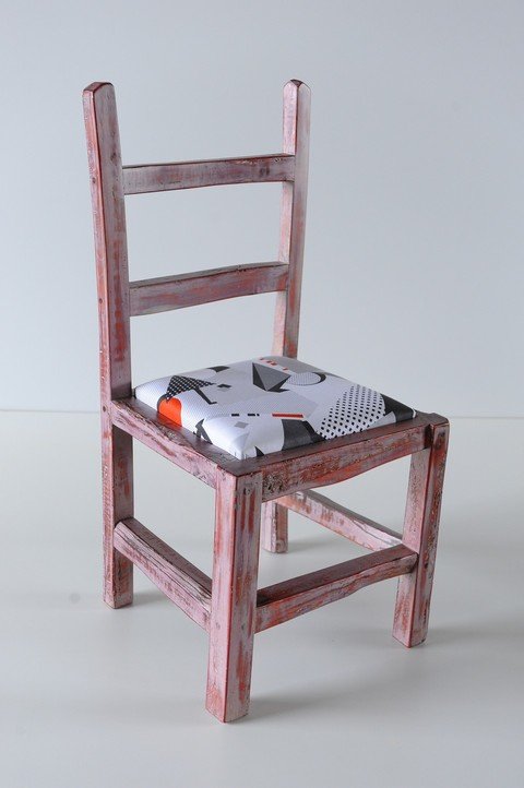 Sedia in legno invecchiato, verniciata rosa vecchio, con tappezzeria con figure geometriche di vario colore ( Rif. immagine 045)