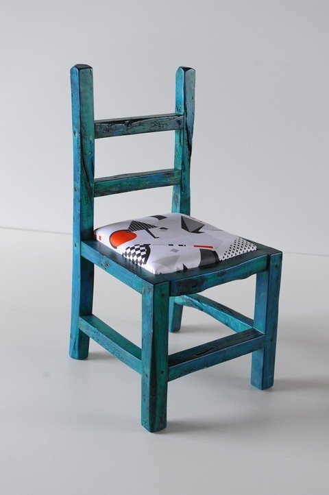 Sedia in legno invecchiato, verniciata verde, con tappezzeria con figure geometriche di vario colore (Rif. immagine 048)