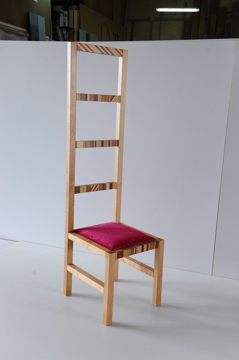 Sedia alta in legno di ciliegio, con inserti in multilegno, tappezzata fucsia (Rif. immagine 052)