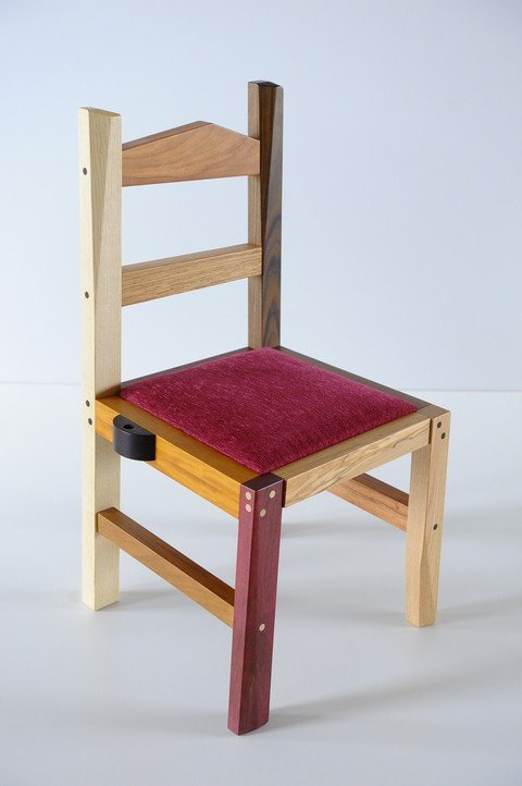 Sedia in multilegno con spine in legno, in evidenza e tappezzeria fucsia (Rif. immagine 055)