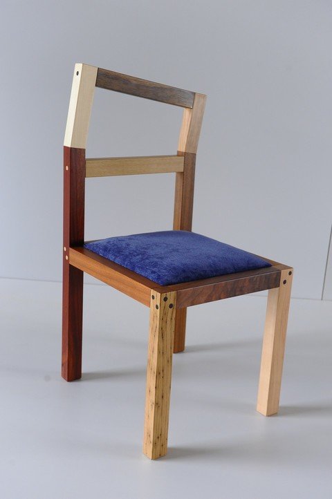 Sedia in multilegno con spine in legno in evidenza, spalliera di forma irregolare e tappezzeria blu (Rif immagine 058)