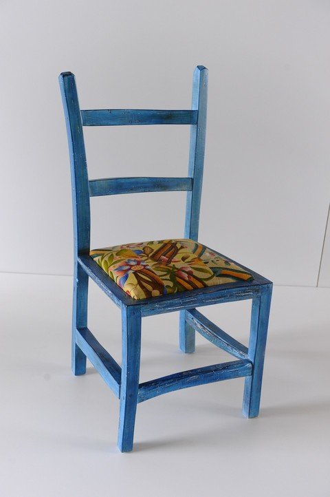 Sedia in legno, colorata blu chiaro con tappezzeria a fiori colorati (Rif immagine 062)