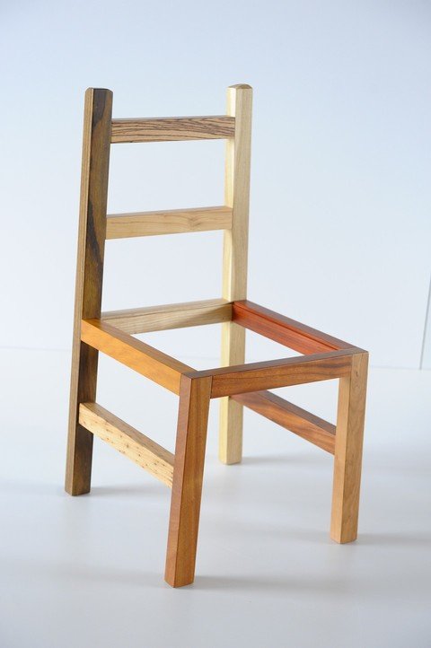 Sedia in vari tipi di legno massello con sedile in vetro.