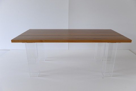 Tavolo rettangolare con piano in multilegno e piedi in plexiglass.
Dimensioni: 2,00 x 0,90
(Rif immagine 071)