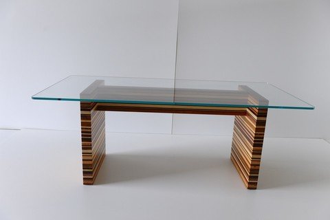 Tavolo con piano in vetro e struttura sottostante in multilegno massello (Rif immagine 094)
Dimensioni: 2,00 x 1,00