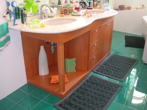 Mobiletto comprensivo di: cassettiera, ante sportelli e base d'appoggio porta- oggetti, in legno di Pero.