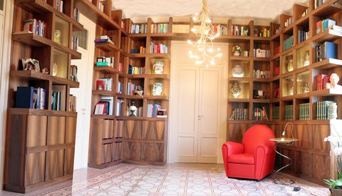 Libreria con scaffali e ante in noce nazionale.