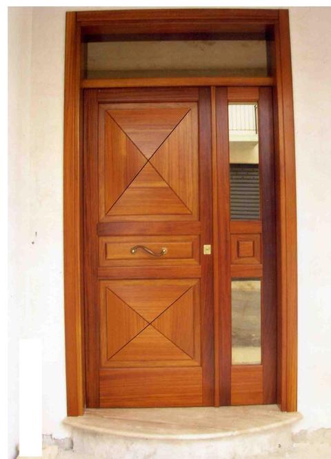 Portone d'ingresso in legno di iroko.