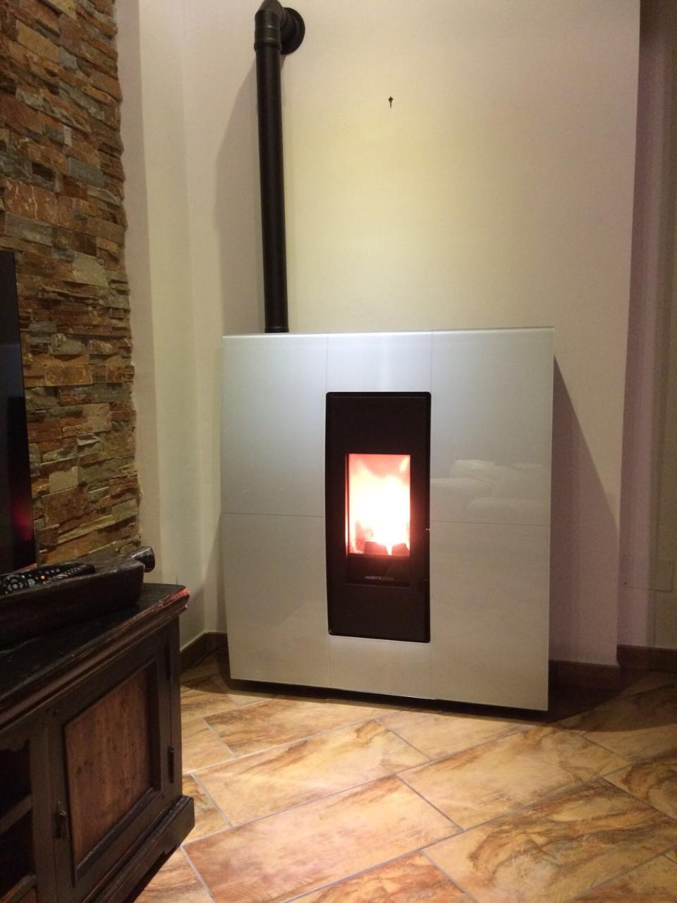 TERMOSTUFA A PELLET MORETTI DESIGN AQUA TURBO COMPACT GLASS 18Kw
