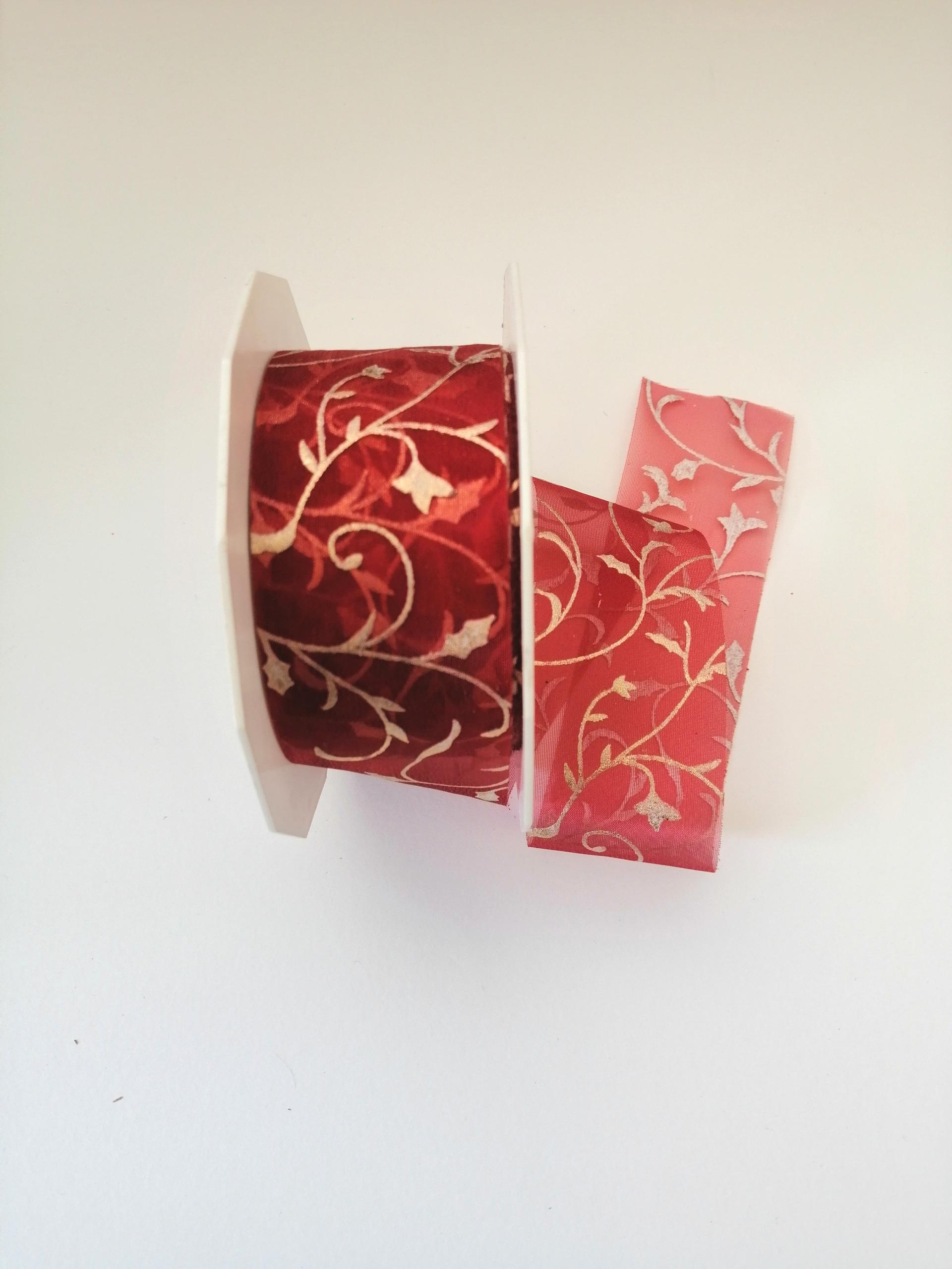 Nastro di Natale con decoro ghirigori dorati arti e grafica fondo bordeaux 40mm
