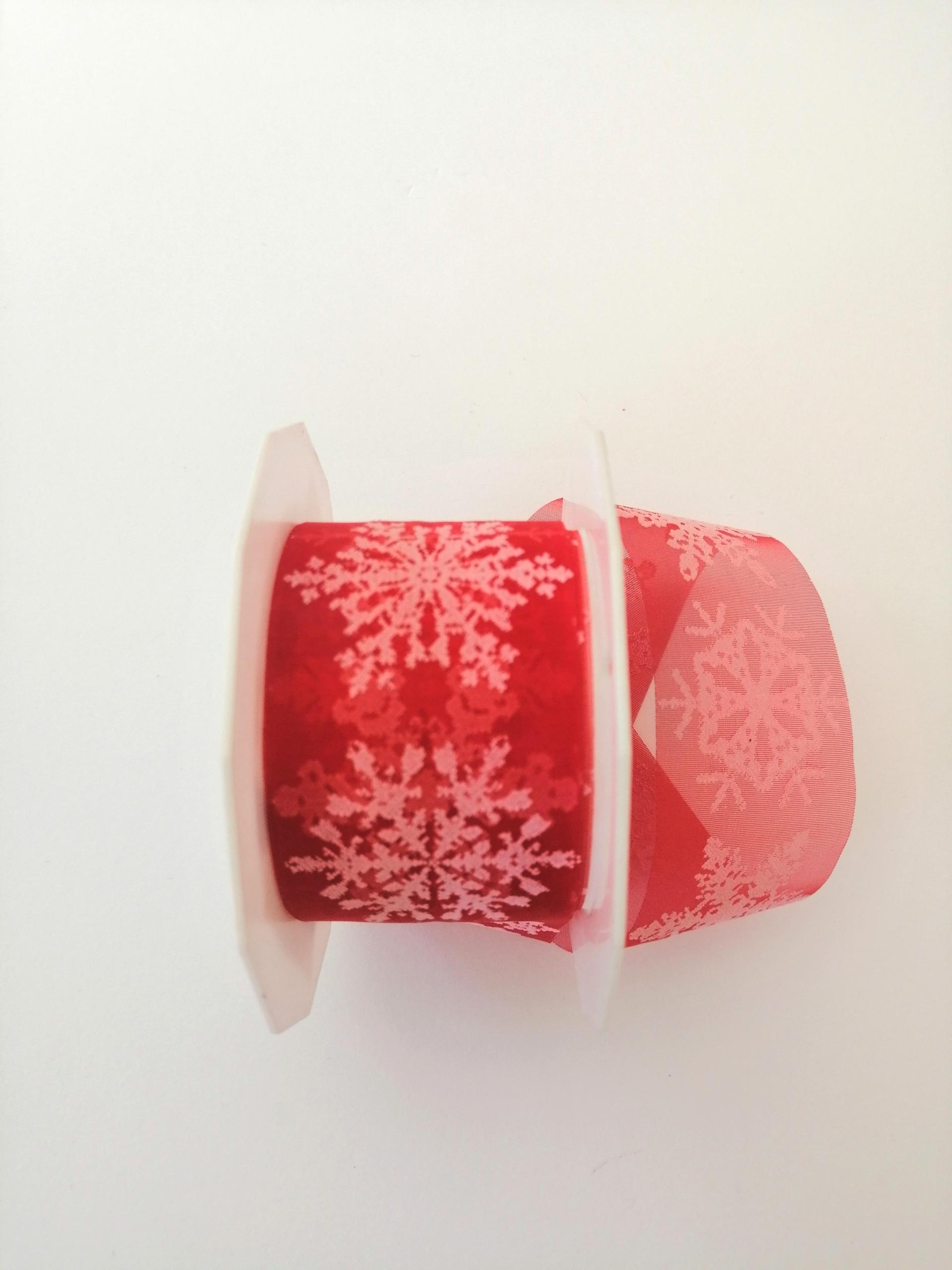 Nastro di Natale con decoro fiocchi neve  bianchi arti e grafica fondo organza rossa 4cm