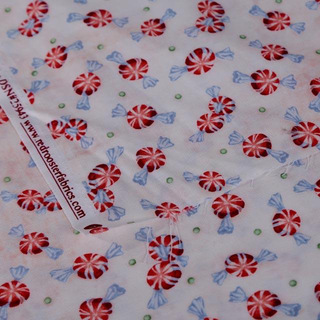 Stoffa Natalizia  con fondo bianco rosato e caramelle stafil 140 cm x 50 cm