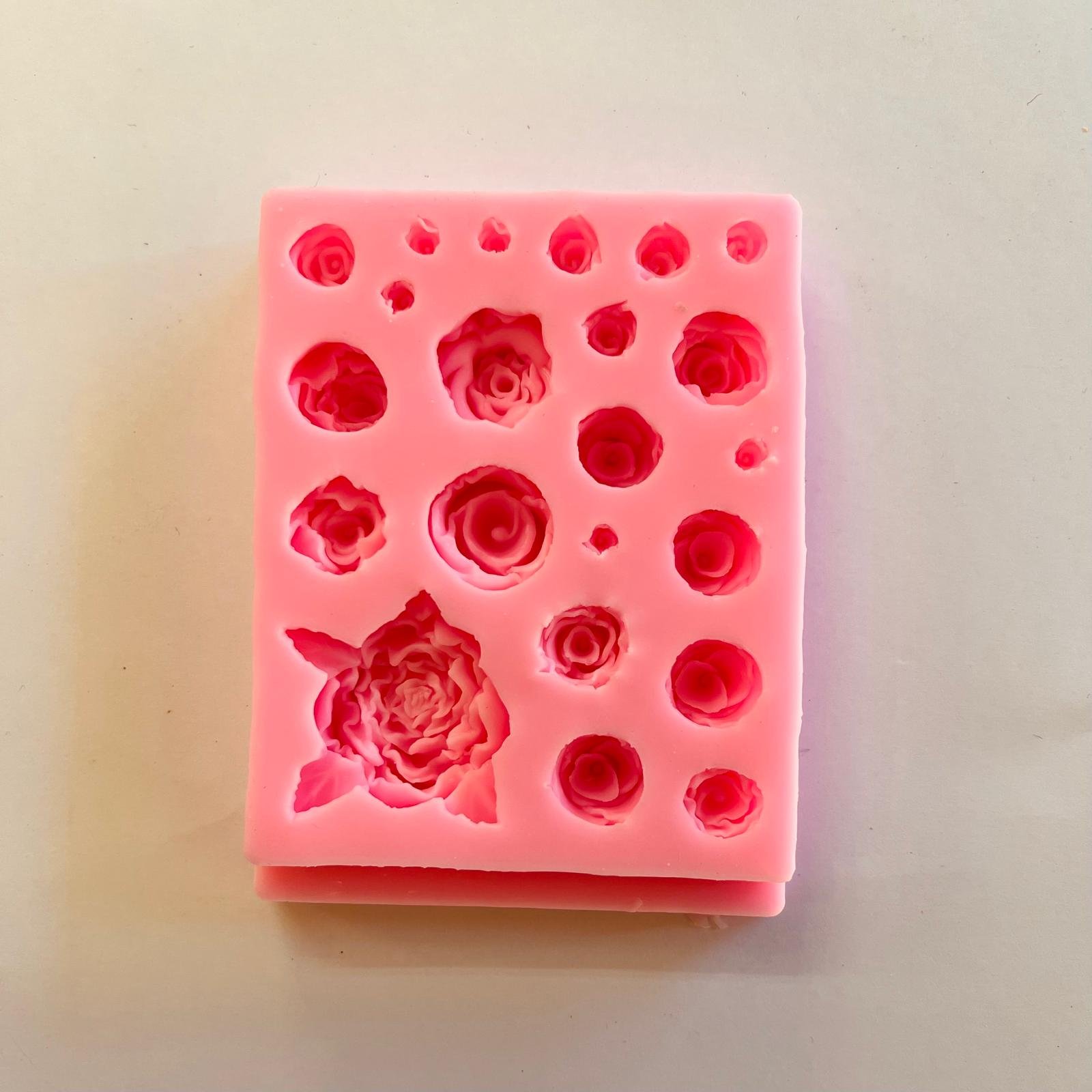 stampo in silicone composto da 21 rose renkalik la piu grande diametro è 35mm la piu piccola 5mm