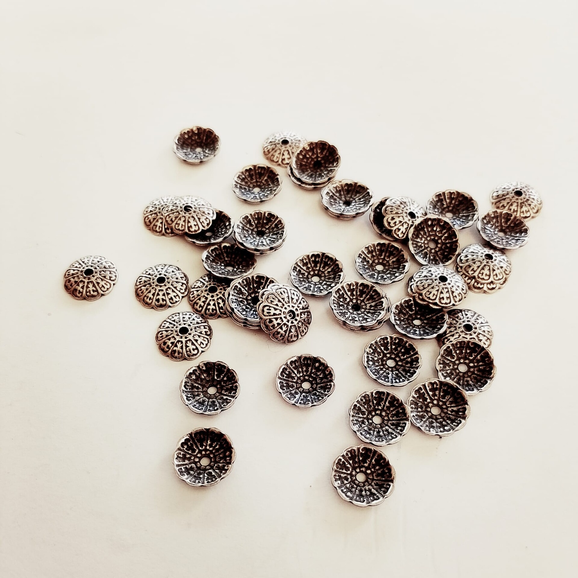 coppetta copriperla argento antico  diametro  8 mm menoni busta da 100 pezzi