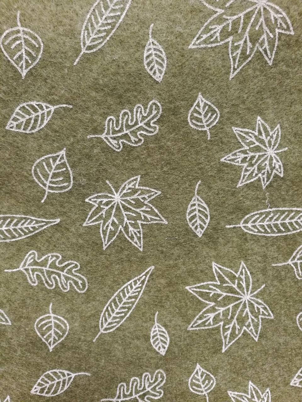 pannolenci  verde oliva con foglie panna 50x90 cm stafil feltro
