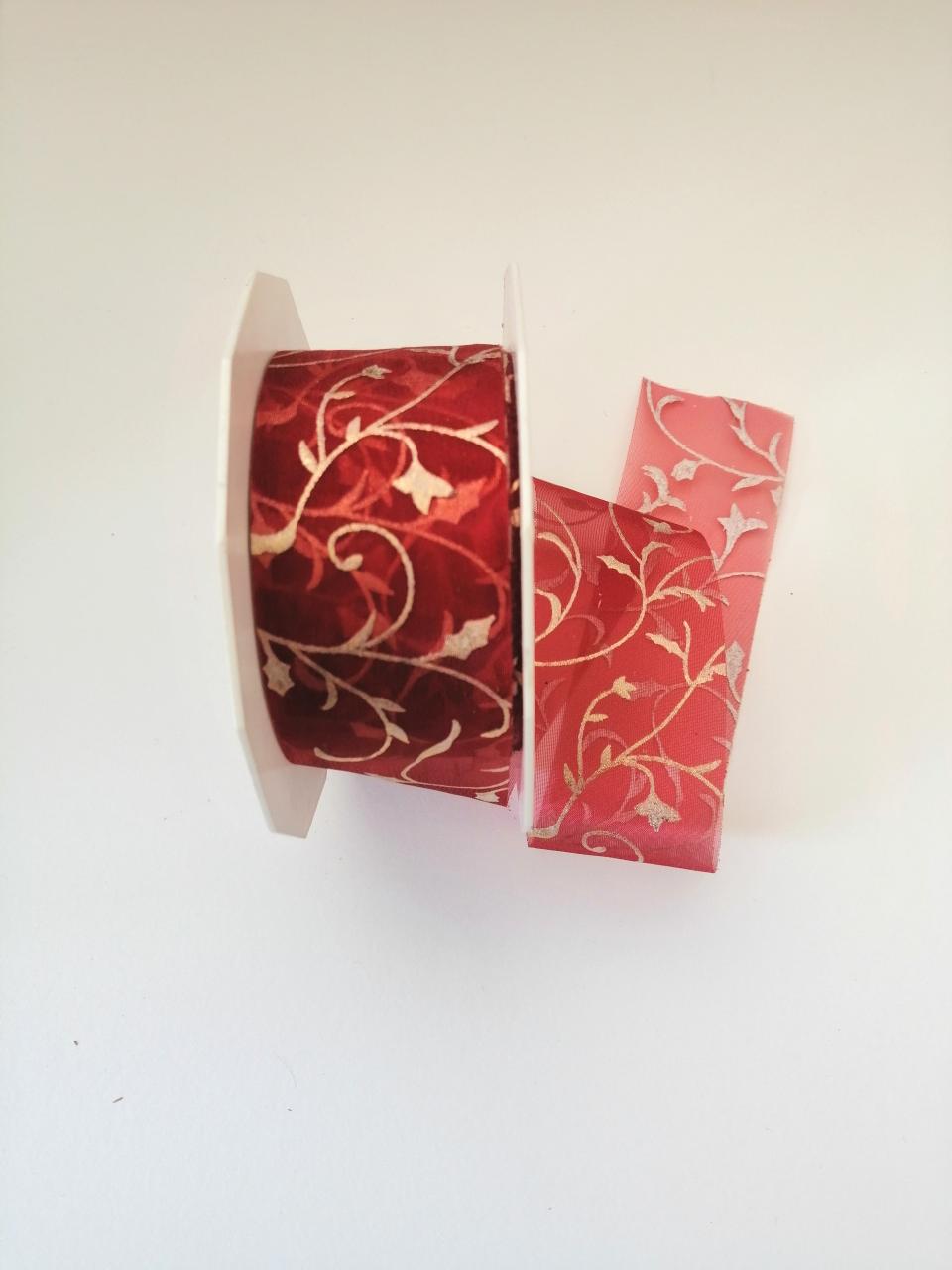 Nastro di Natale con decoro ghirigori dorati arti e grafica fondo bordeaux 40mm