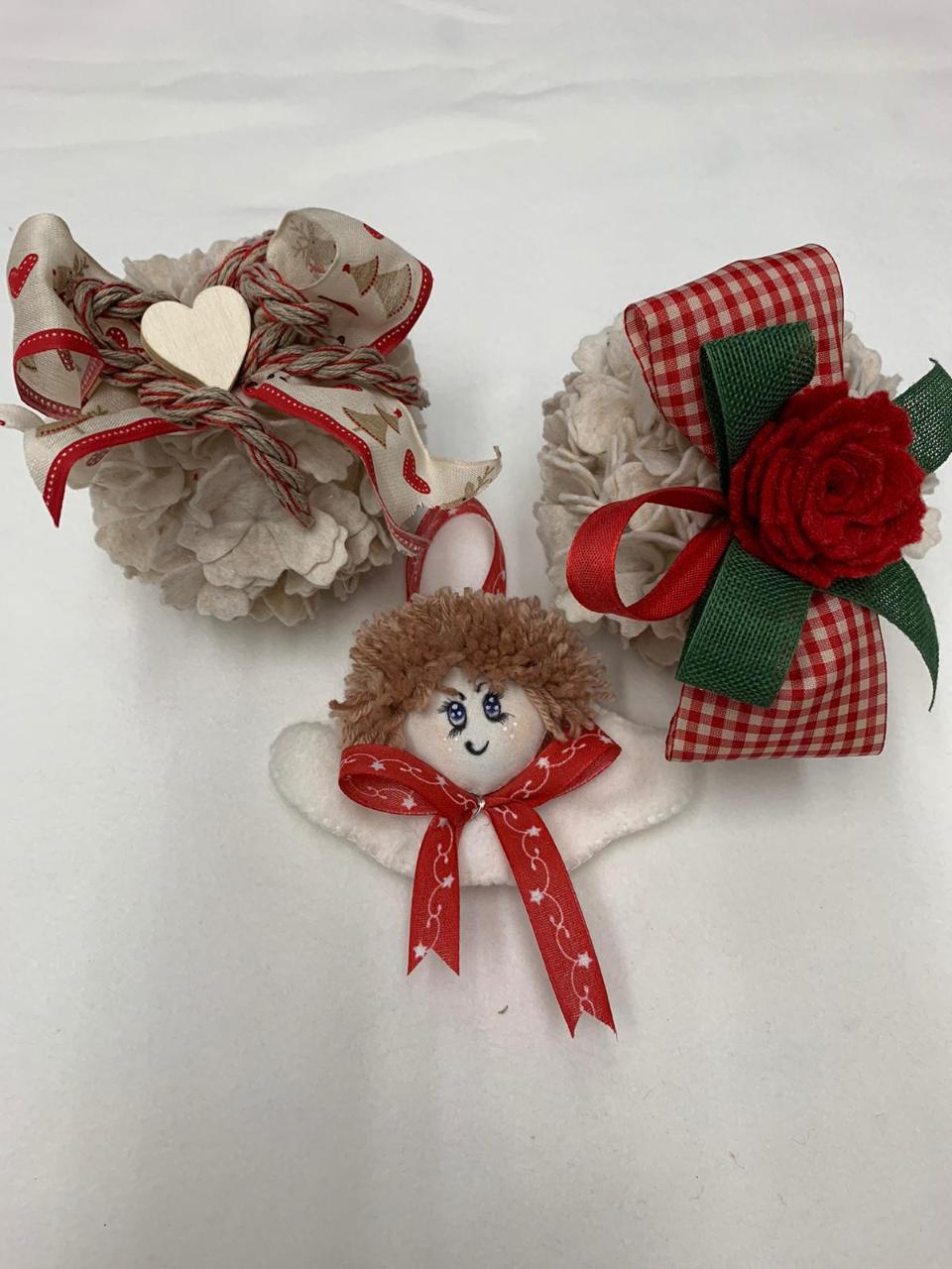 Set Palle di Natale ed un Angelo Arti e Grafica con fiocchi decorati e feltro