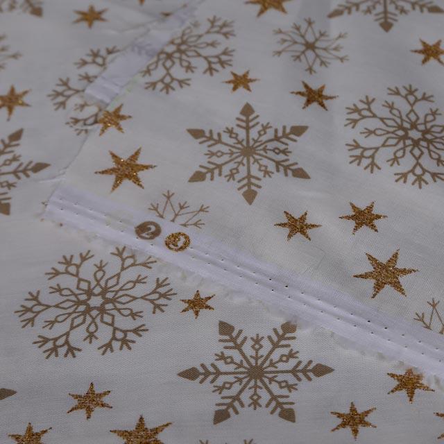 Stoffa Natalizia con fondo avorio e fantasia fiocchi di neve e stelle dorate stafil 140 cm x 50 cm