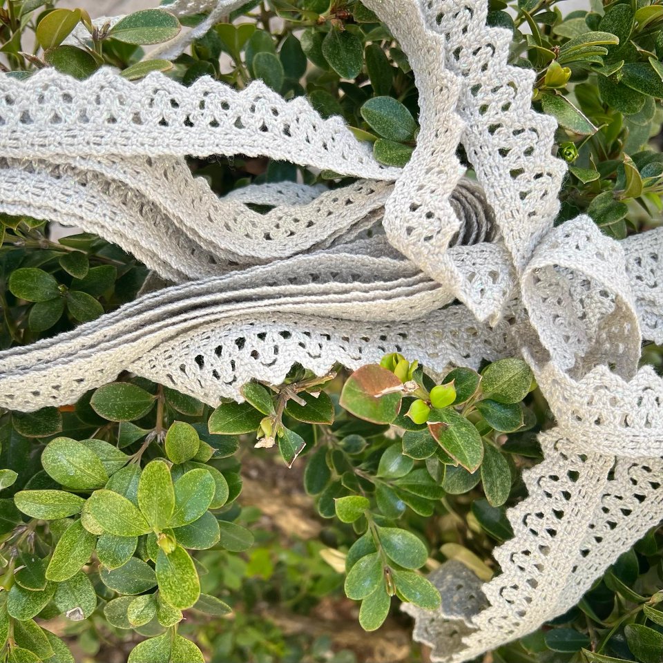 Pizzo smerlato in puro cotone tortora con filo iridescente I nastri di Mirta 24 mm x1 m