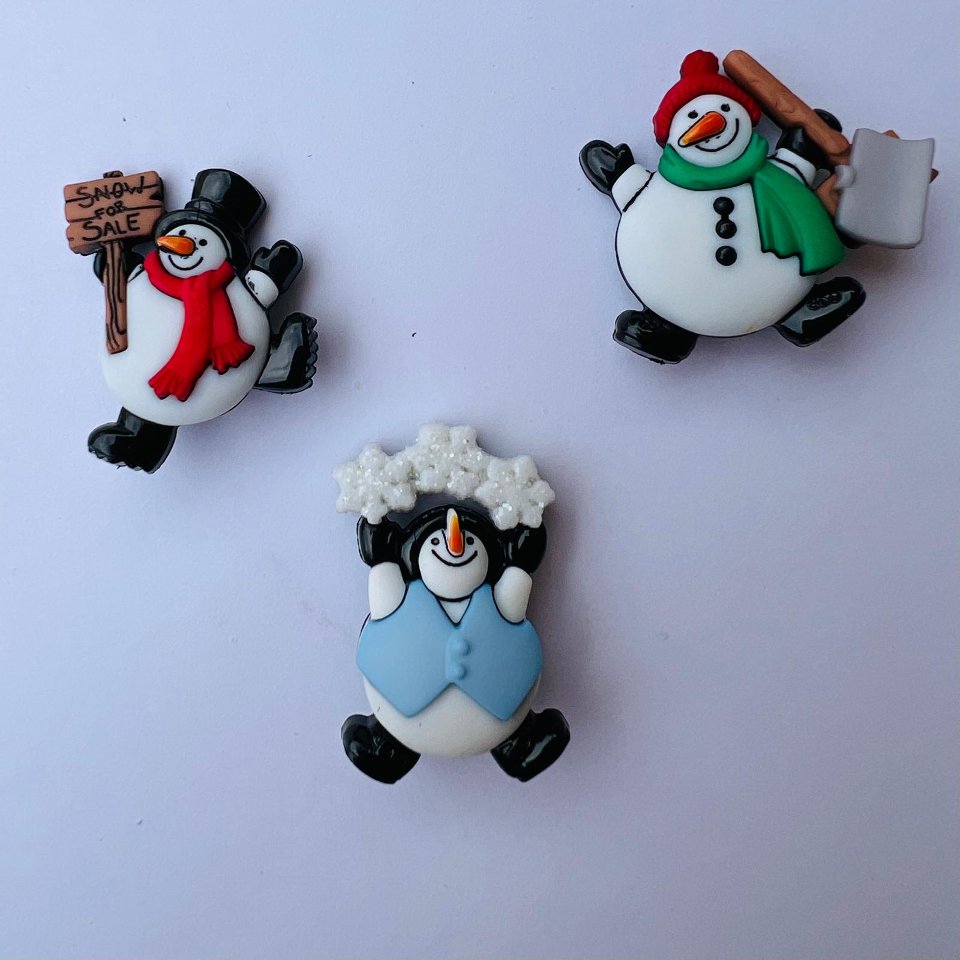 Bottoni decorativi pupazzi di neve con cartelli diversi in mano marianne hobby 2.5cm
