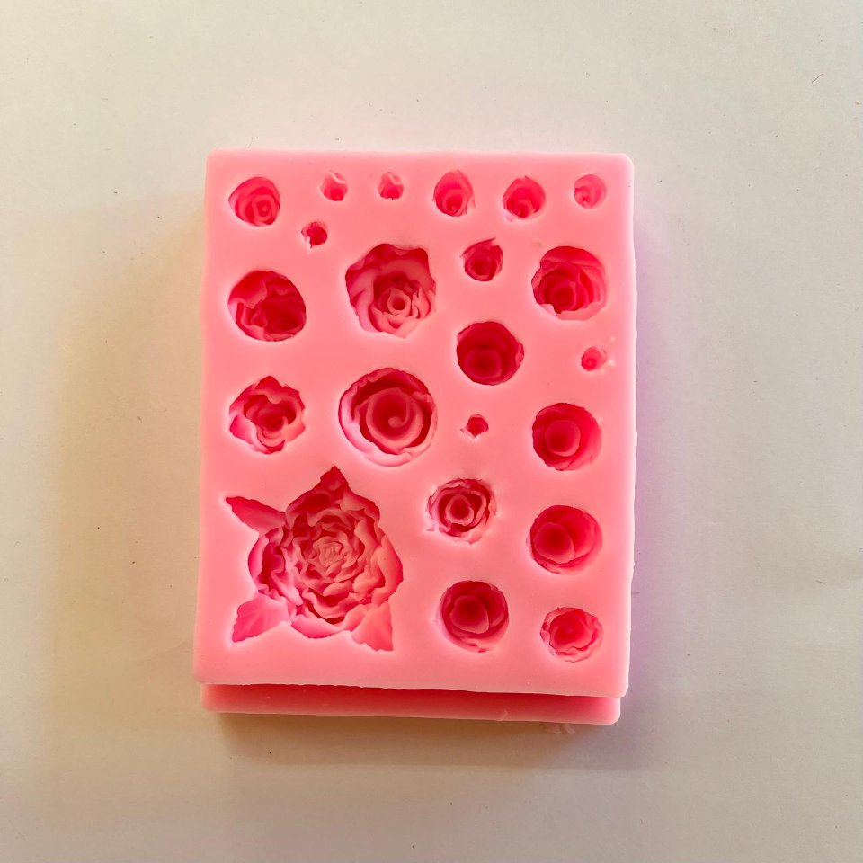 stampo in silicone composto da 21 rose renkalik la piu grande diametro è 35mm la piu piccola 5mm