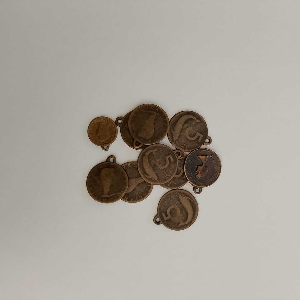 ciondolo monete assortite (5lire e inglesi) menoni ottone 20mm circa