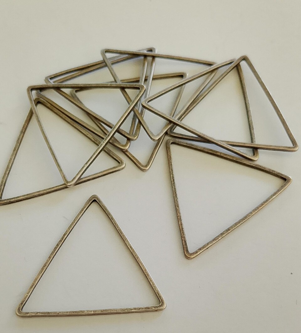 triangolo in ottone  per brick stitch 28 mm x 25 mm colore argento menoni busta da 10 pezzi