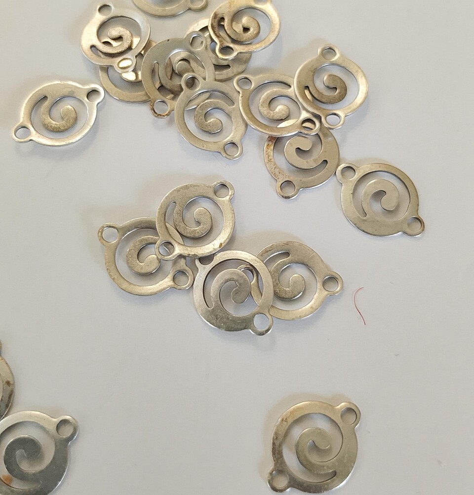 Ciondolo guarnizione tribale 11 mm colore argento antico chiaro menoni busta da 20 pezzi
