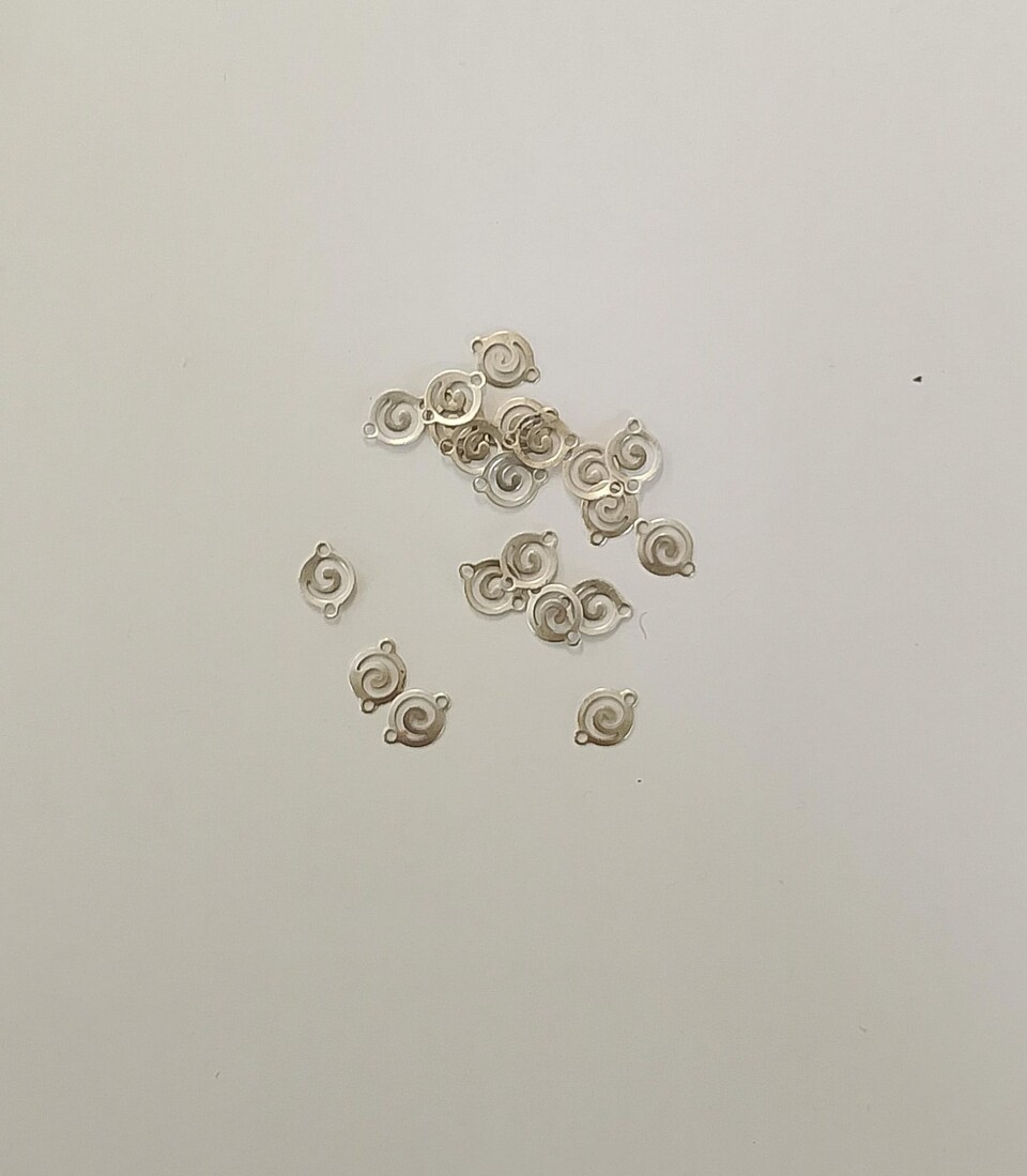 Ciondolo guarnizione tribale 11 mm colore argento antico chiaro menoni busta da 20 pezzi
