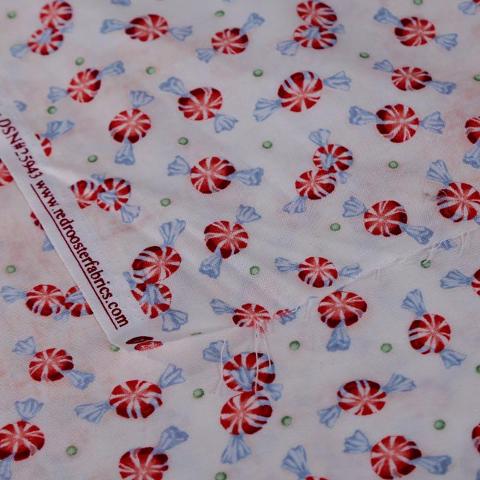 Stoffa Natalizia  con fondo bianco rosato e caramelle stafil 140 cm x 50 cm