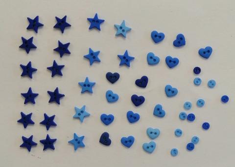 Creativ Company 403810 - 100 Bottoni Assortiti In Plastica, 2 Fori, Diametri 12, 18, 20 Mm, Colori Opachi E Trasparenti, Per Cucito E Decorazioni Fai Da Te