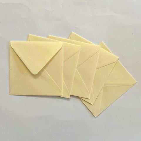 busta da lettera colorata crema  (effetto madreperlato) da 120g Rayher confezione da 5 pezzi  14 x 14 cm