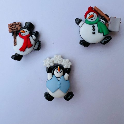 Bottoni decorativi pupazzi di neve con cartelli diversi in mano marianne hobby 2.5cm