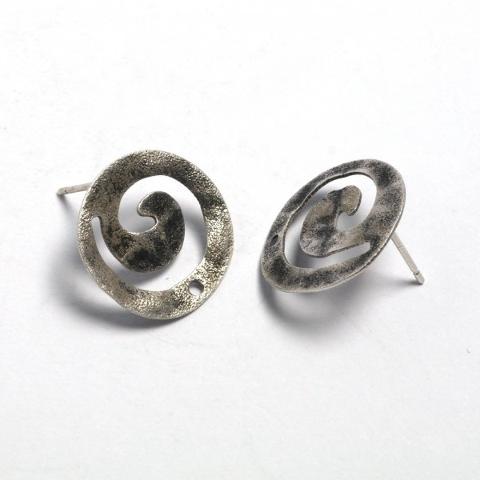 Coppia orecchini con perno  guarnizione tribale menoni argento antico